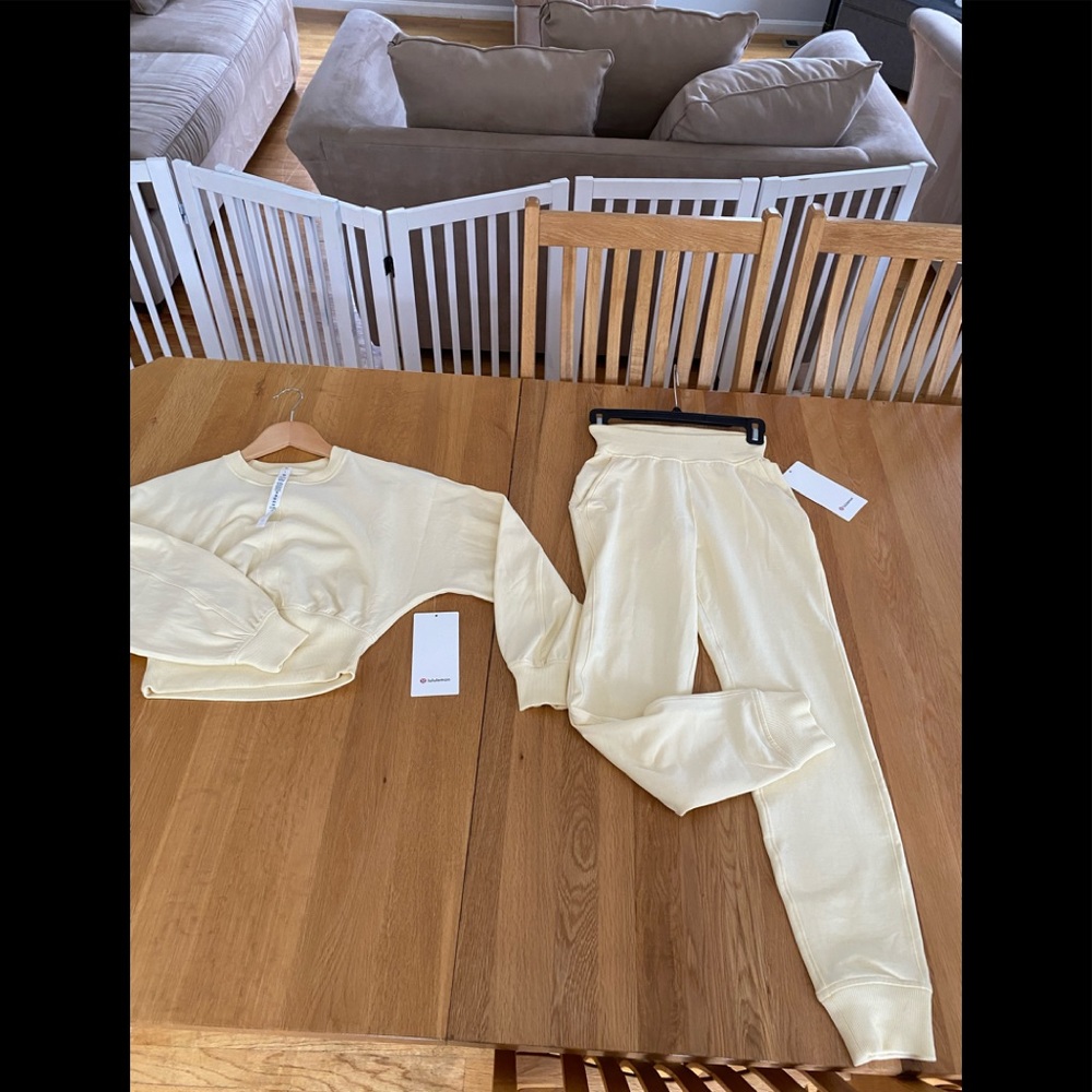 Lululemon Crop Top and High Rise Jogger Set! XS!!